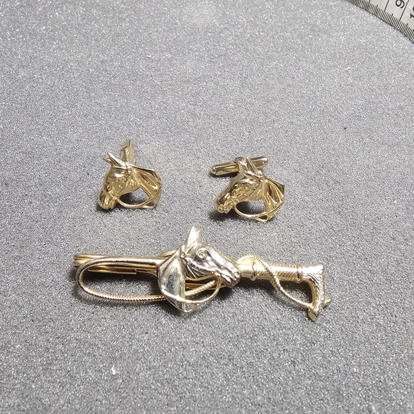 Vintage Horse Head Cufflink Set And Tie Bar Gold Tone Unbranded shows sigms of w - Picture 1 of 5